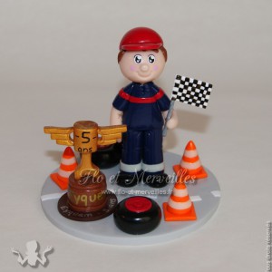 Figurine petit garçon en tenue de pompier avec la Piston Cup