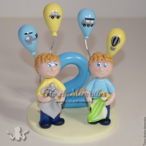 figurines petits garçons jumeaux avec leur doudou