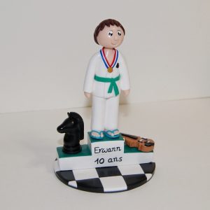 figurine anniversaire 10 ans, en tenue du judo